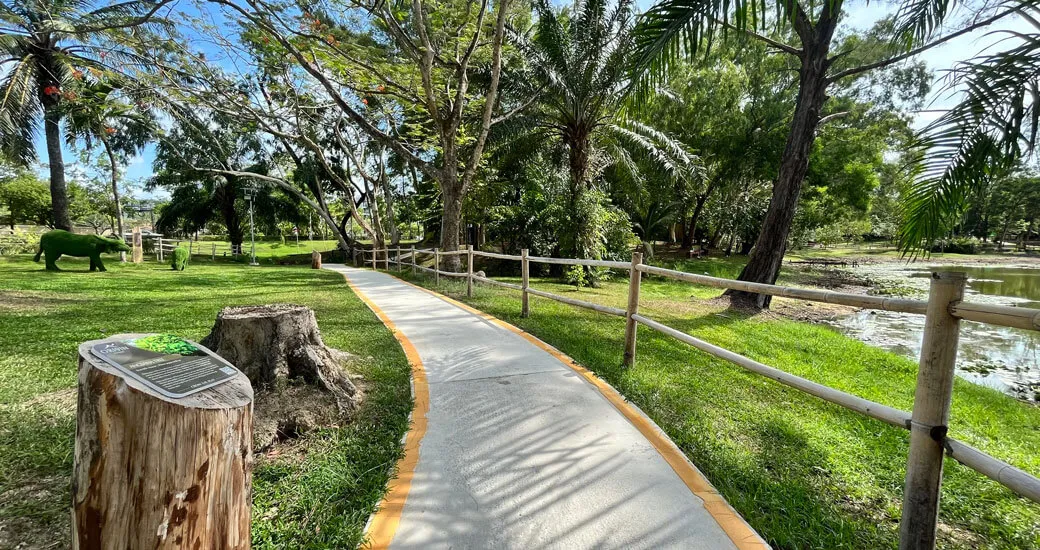 Laguna park walkway