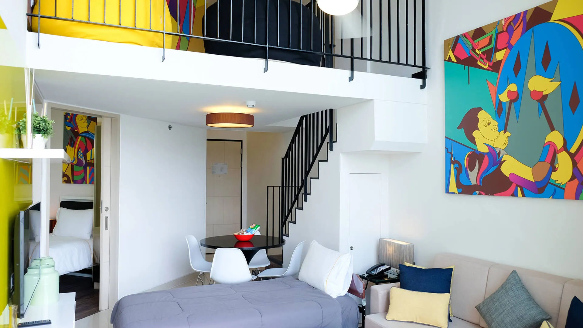 แคสเซีย เรสซิเดนซ์ ภูเก็ต - Bright, modern living room with a large window overlooking a balcony and water view, contemporary furniture